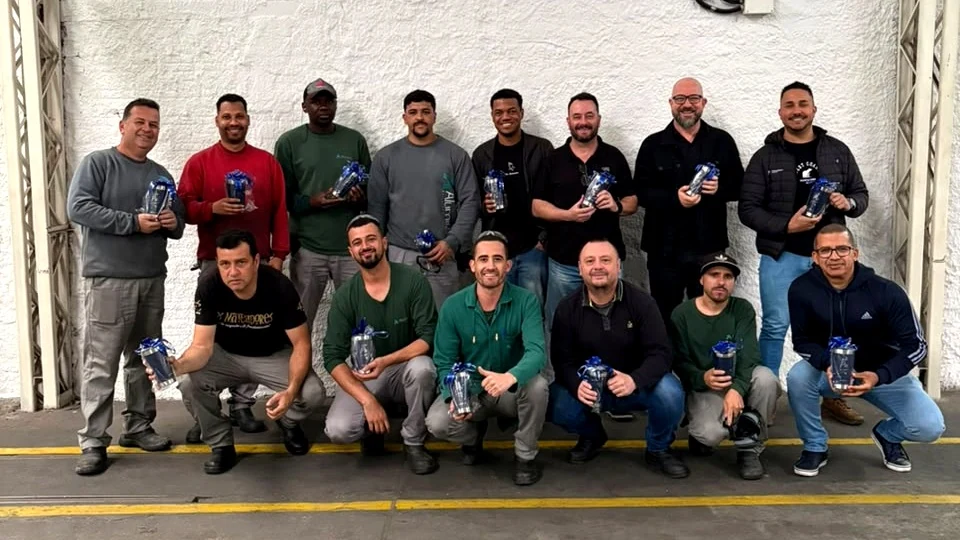 Equipe da Alumind reunida na fábrica